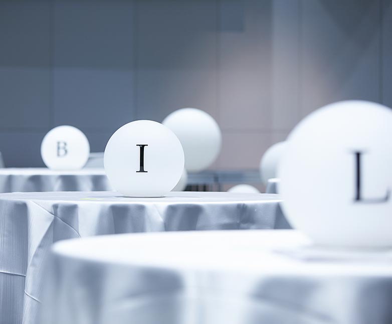 テーブルにアルファベットが書かれた球体を配置